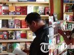 petugas-saat-melakukan-pengamanan-toko-buku-yang-menjual-buku-beraliran-kiri.jpg