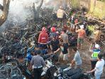 petugas-saat-memadamkan-api-yang-membakar-tempat-penyimpanan.jpg
