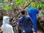 petugas-saat-mengevakuasi-mayat-membusuk-di-perbatasan-desa-cisantana.jpg