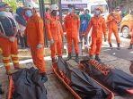petugas-saat-mengevakuasi-pekerja-di-ruko-jalan-danah-batut-raya-perumahan.jpg