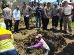 petugas-saat-menggali-tempat-dikuburnya-jenazah-korban123.jpg