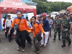 petugas-sar-membawa-jenazah-korban-lakalaut-kmp-lestari_20180704_124205.jpg