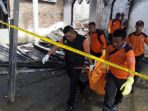petugas-sar-mengevakuasi-jenazah-para-korban-yang-meninggal-dunia-dalam-insiden_20170412_172232.jpg