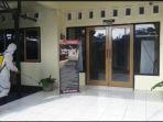 petugas-satgas-saat-menyemprotkan-disinfektan-di-kantor-polsek-cilongok.jpg