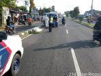 petugas-satlantas-polres-bantul-tengah-melakukan-olah-tkp-laka-lantas-di-ring-road-timur.jpg