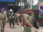 petugas-satpol-pp-bersama-tni-dan-polri-saat-menutup-tempat-karaoke.jpg