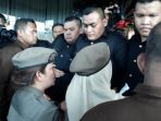petugas-satpol-pp-bersitegang-untuk-masuk-ke-hotel-alexis_20180329_173215.jpg