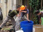 petugas-satpol-pp-dan-warga-yang-terkena-siraman-air-kencing-saat-penertiban-kawasan.jpg