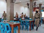 petugas-satpol-pp-dan-wh-saat-merazia-salah-satu-warung-kopi-di-banda-ace.jpg