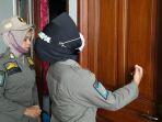 petugas-satpol-pp-klaten-menyisir-hotel-untuk-mencari-pasangan-tak-resmi.jpg