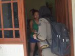 petugas-satpol-pp-kota-blitar-mengecek-sebuah-kamar-kos-untuk-memastikan-penghuninya_20170919_142640.jpg