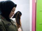 petugas-satpol-pp-kota-kediri-memeriksa-identitas-penghuni-kamar-kos-pada-kegiatan-razia.jpg