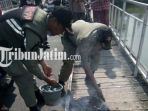 petugas-satpol-pp-kota-kediri-menyiram-kayu-jembatan-lama-yang-berasap-jumat-2892018_20180928_200446.jpg
