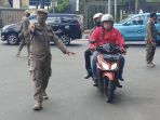 petugas-satpol-pp-lakukan-razia-masker-covid-19-di-jakarta_20200821_163900.jpg