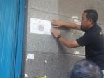 petugas-satpol-pp-menyegel-t1-sauna-di-ruko-plaza-harmoni_20171008_163515.jpg
