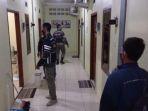 petugas-satpol-pp-periksa-kamar-kos-pasangan-mesum.jpg