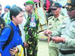 petugas-satpol-pp-periksa-ktp-penumpang-kapal_20150724_130909.jpg