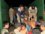 petugas-satpol-pp-razia-di-kuburan_20160424_115757.jpg