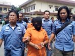 petugas-satreskrim-polrestabes-medan-mengawal-para-tersangka_20170418_164017.jpg