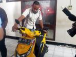 petugas-sedang-menunjukkan-barang-bukti-motor_20151204_112312.jpg