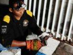 petugas-selamatkan-kucing-di-selokan.jpg