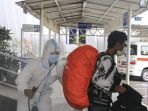 petugas-semprot-disinfektan-pekerja-migran-indonesia-asal-malays_20201013_142656.jpg
