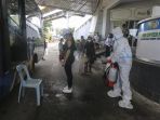 petugas-semprot-disinfektan-pekerja-migran-indonesia-asal-malays_20201013_142805.jpg