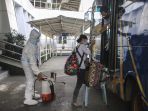 petugas-semprot-disinfektan-pekerja-migran-indonesia-asal-malays_20201013_142843.jpg