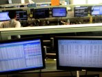 petugas-skuritas-pantau-pergerakan-saham_20160120_133414.jpg