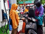 petugas-spbu-berkebaya-sambut-hari-kartini_20170422_155911.jpg