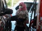 petugas-spbu-coco-berpakaian-batik-layani-pelanggan_20231003_085802.jpg