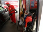 petugas-spbu-layani-pengisian-bbm-pertamax-yang-turun-harga_20160331_133011.jpg