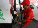 petugas-spbu-layani-pengisian-bbm-pertamax-yang-turun-harga_20160331_133058.jpg