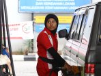 petugas-spbu-melayani-pengisian-bbm-premium_20160205_145005.jpg