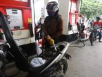 petugas-spbu-melayani-pengisian-bbm-premium_20160205_145315.jpg