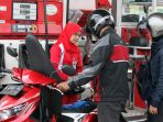 petugas-spbu-melayani-pengisian-bbm_20170106_150651.jpg