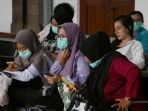 petugas-stasiun-semarang-tawang-lakukan-penyemprotan-disinfekan_20200315_205057.jpg