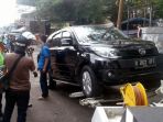 petugas-sudinhub-jakarta-barat-menderek-mobil-di-jalan-jembatan-besi-raya_20170926_124041.jpg