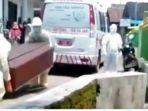 petugas-tak-kuat-angkat-peti-jenazah1.jpg