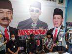 petugas-tim-pemenangan-bajo-saat-menunjukan-apd-yan.jpg