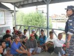 petugas-tni-angkatan-laut-saat-melakukan-pendataan-terhadap-18-tki-ilegal_20180117_111547.jpg