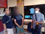 petugas-unit-reskrim-polsek-kedawung-saat-menyerahkan-dpo-maling.jpg