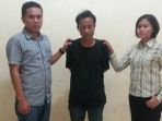 petugas-unit-reskrim-polsekta-sunggal-bersama-tersangka-riduanto-pel_20170805_194445.jpg