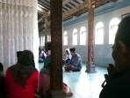peziarah-khusyuk-berdoa-di-depan-pusara-sunan-muria_20150620_104408.jpg