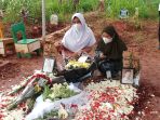 peziarah-masih-mendatangi-makam-vanessa-dan-bibi-adriansyah_20211106_160607.jpg