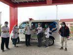 pgn-menyerahkan-bantuan-satu-unit-mobil-ambulans.jpg