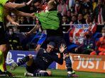 phil-foden-terjatuh-saat-para-pemain-berdebat-selama-pertandingan.jpg