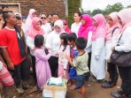 pia-dpr-kunjungi-dan-beri-bantuan-korban-banjir-garut_20160930_184700.jpg