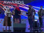 piagam-kementerian-terpopuler-di-media-cetak-ke-asisten-khusus-menteri-kelautan-perikanan.jpg