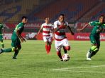 piala-menpora-madura-united-takluk-1-2-dari-persebaya-surabaya_20210329_061402.jpg